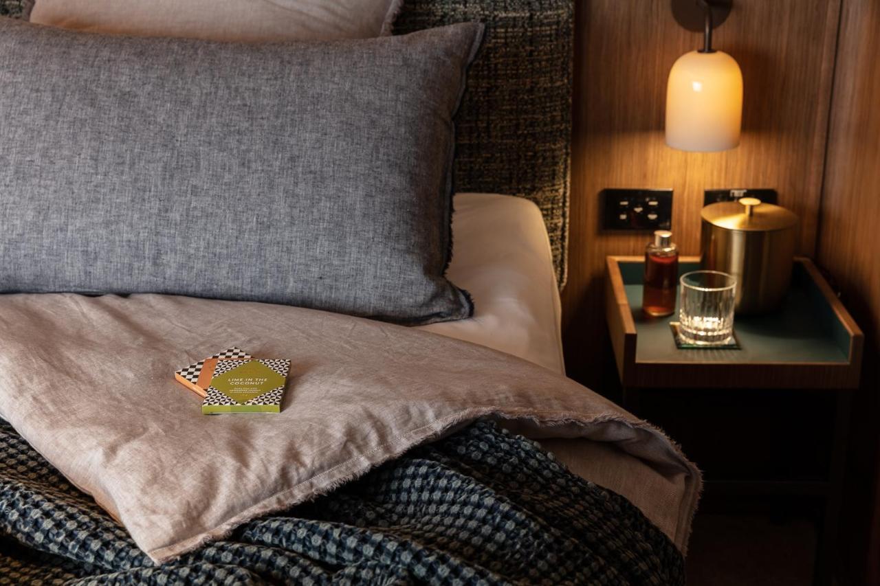 Next Hotel Melbourne, Curio Collection By Hilton Exterior photo A bed with a duvet