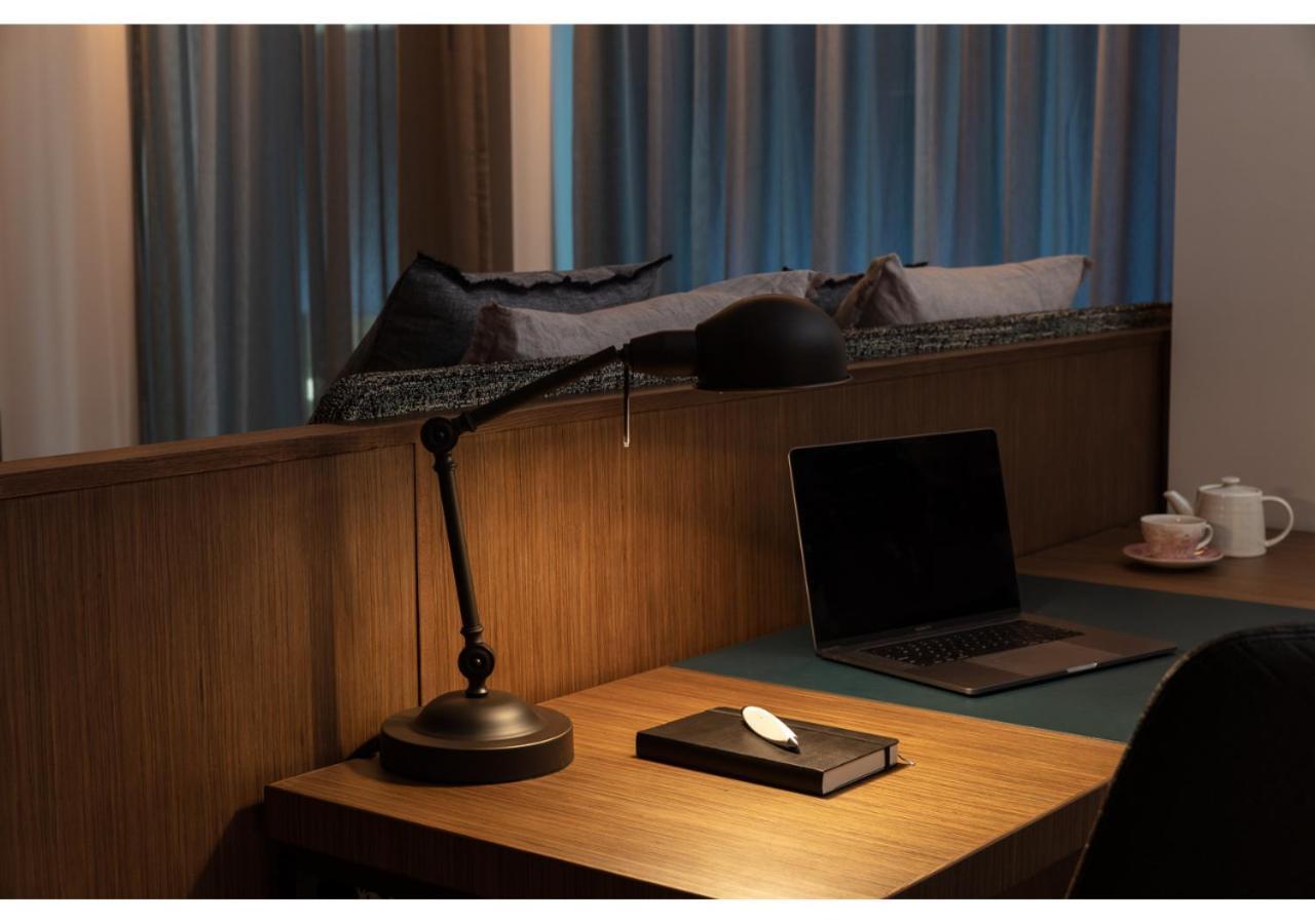 Next Hotel Melbourne, Curio Collection By Hilton Exterior photo A desk lamp