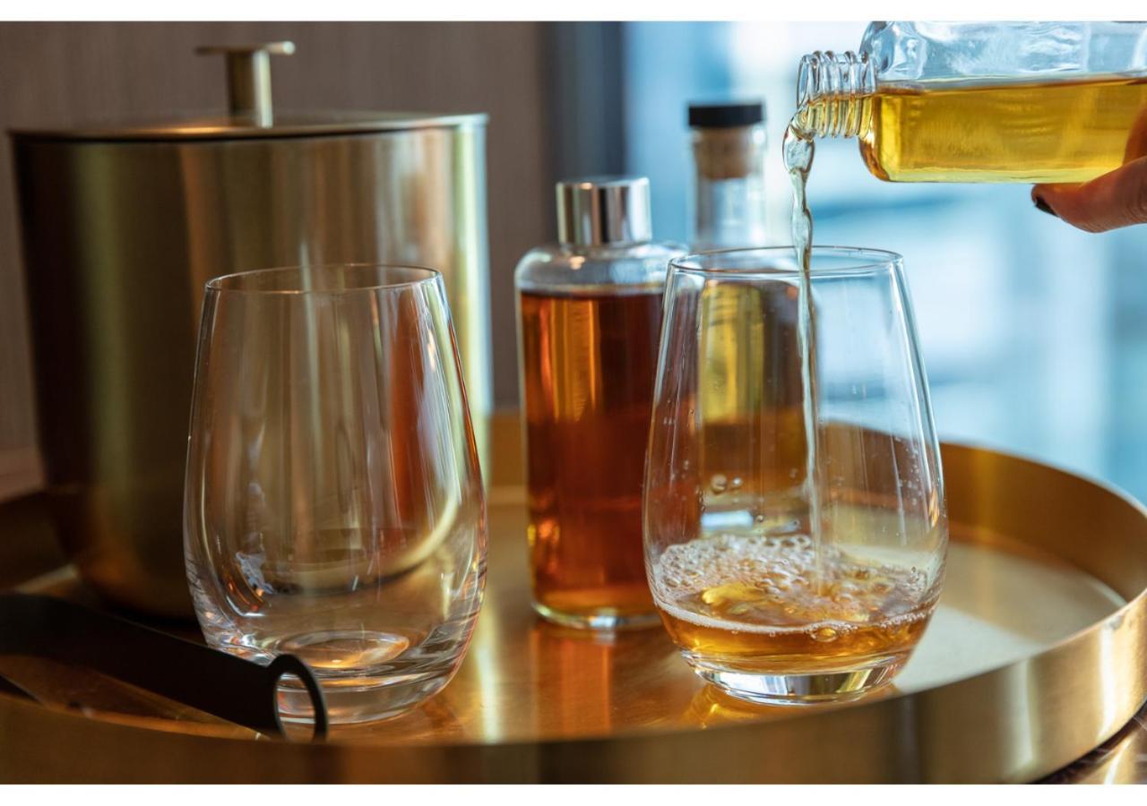 Next Hotel Melbourne, Curio Collection By Hilton Exterior photo A whisky tasting