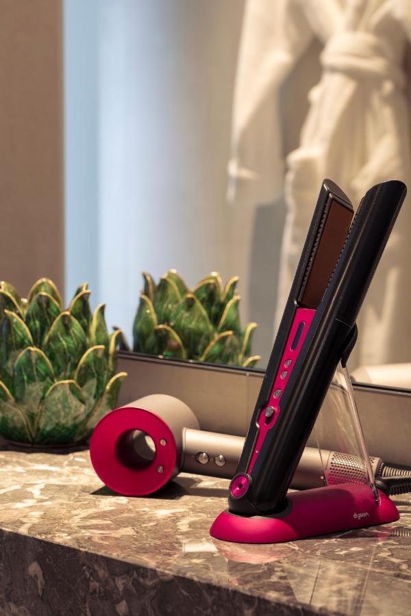 Next Hotel Melbourne, Curio Collection By Hilton Exterior photo A hair iron